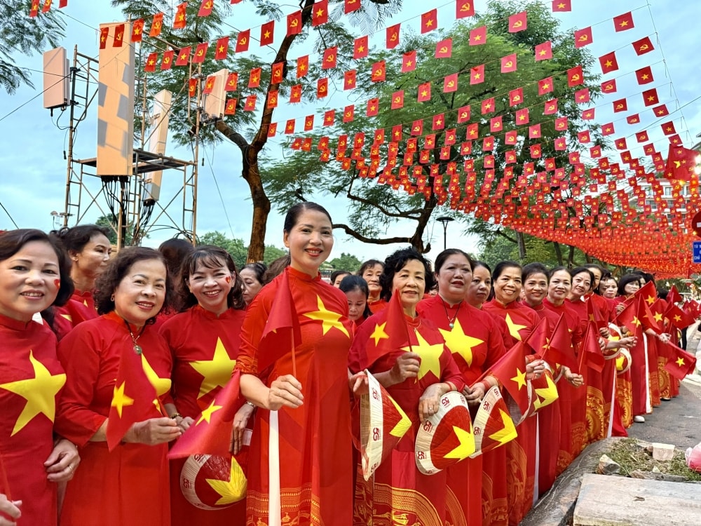 Trước lễ khai mạc, diễn ra hoạt động đi bộ ở đường cờ Trước lễ khai mạc, diễn ra hoạt động đi bộ ở đường cờ