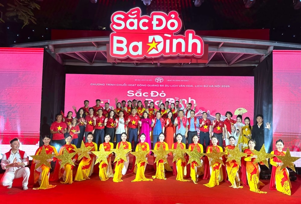Các đại biểu lưu lại khoảnh khắc khai mạc chương trình Sắc đỏ Ba Đình Các đại biểu lưu lại khoảnh khắc khai mạc chương trình Sắc đỏ Ba Đình