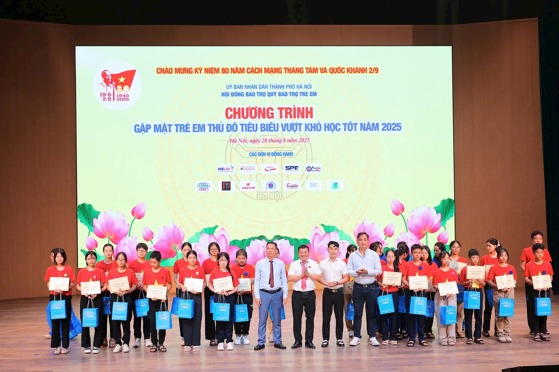 ky-2-anh1-gd-trieu-trao-qua.jpg