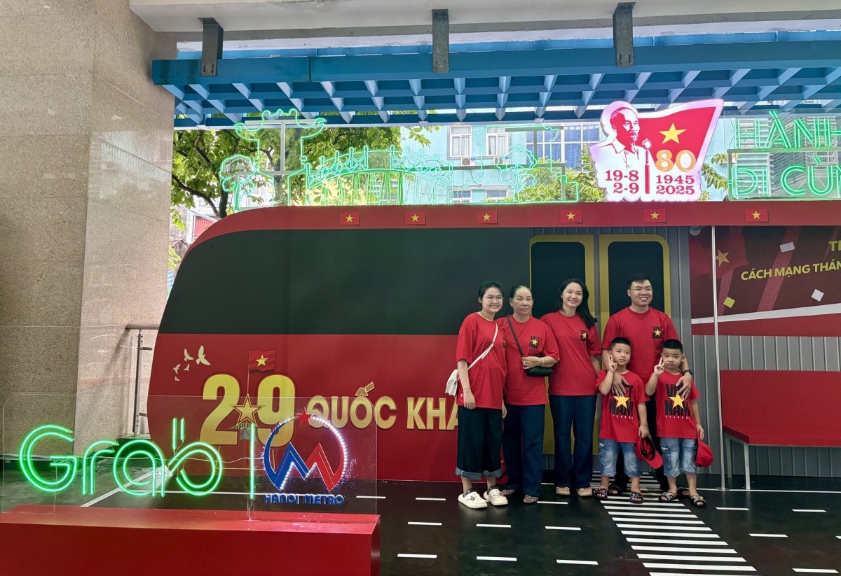 Người dân chọn tàu điện để kịp xem tổng duyệt lễ diễu binh, diễu hành A80