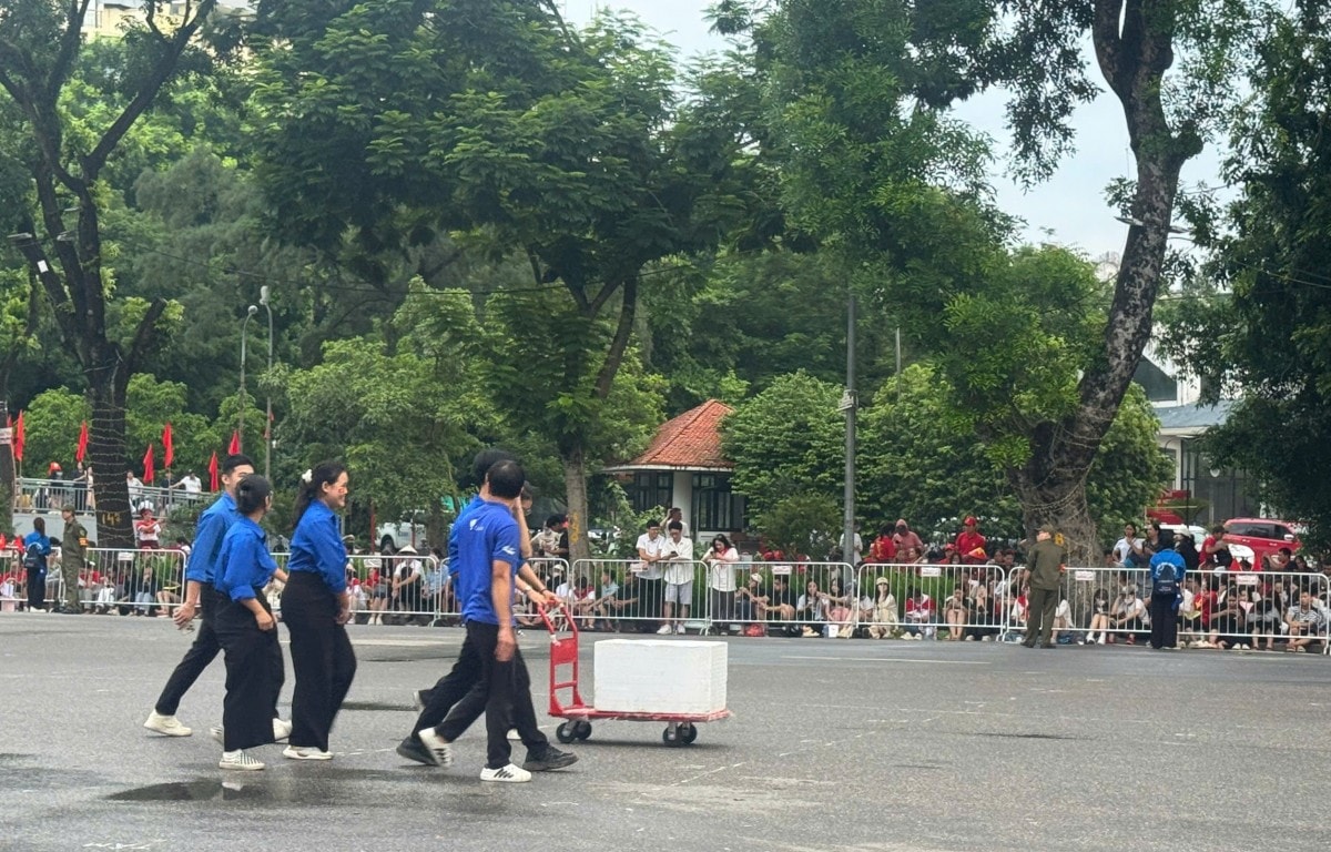 Ngay từ những ngày đầu các buổi diễu binh diễu hành, sự xuất hiện của lực lượng thanh niên tình nguyện trẻ với màu áo xanh đã trở nên thân thương với người dân.