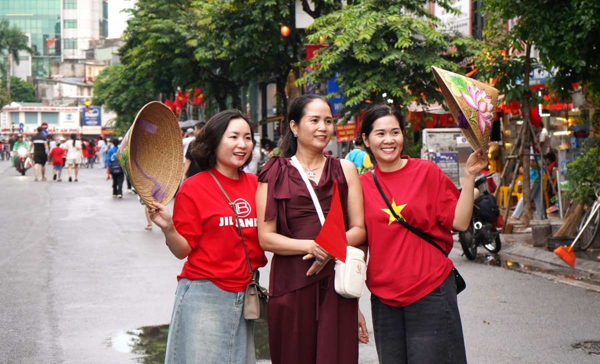 Người dân chọn tàu điện để kịp xem tổng duyệt lễ diễu binh, diễu hành A80