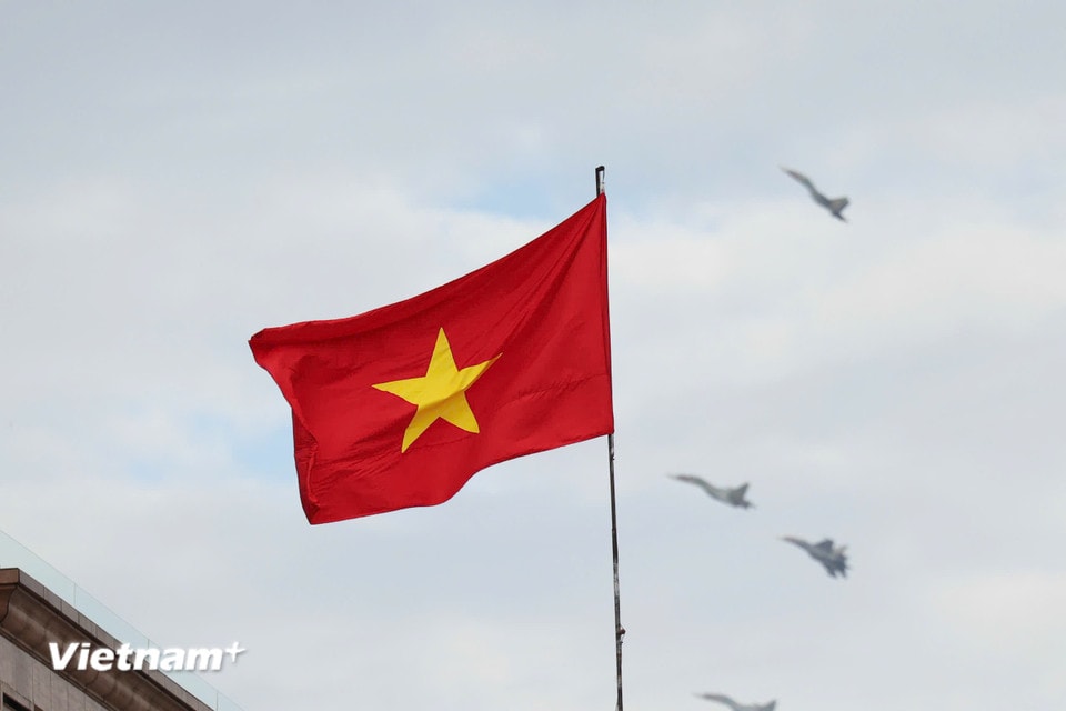 Những chiếc trực thăng bay lượn trên bầu trời Hà Nội. (Ảnh: PV/Vietnam+)