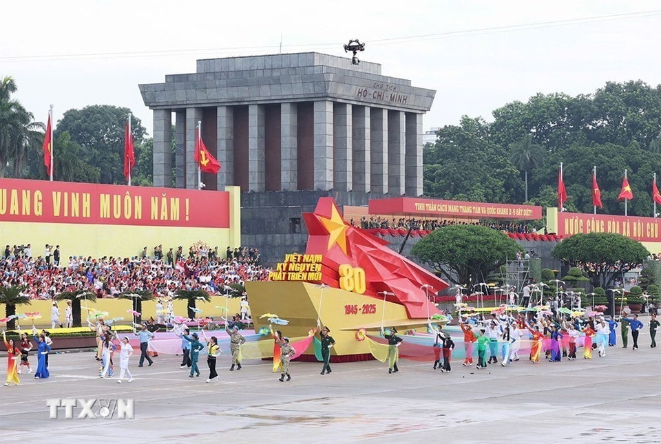 Xe mô hình biểu tượng 80 năm Ngày Cách mạng tháng Tám và Quốc khánh nước CHXHCN Việt Nam. (Ảnh: TTXVN)