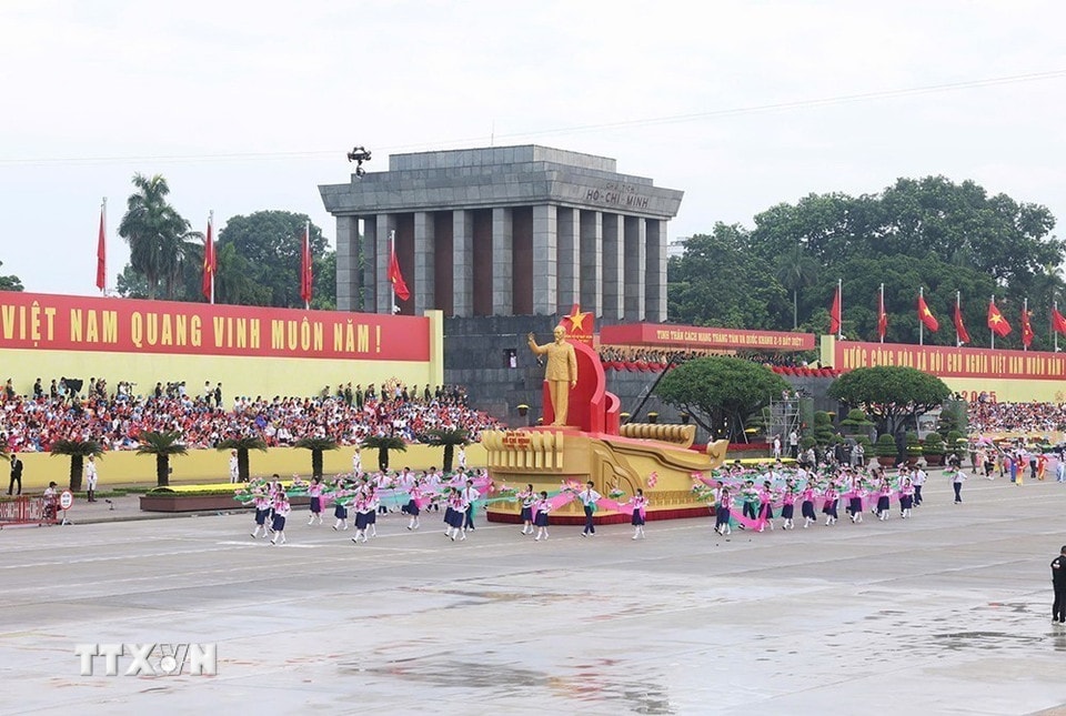 Xe rước chân dung Chủ tịch Hồ Chí Minh diễu qua Lễ đài. (Ảnh: TTXVN)