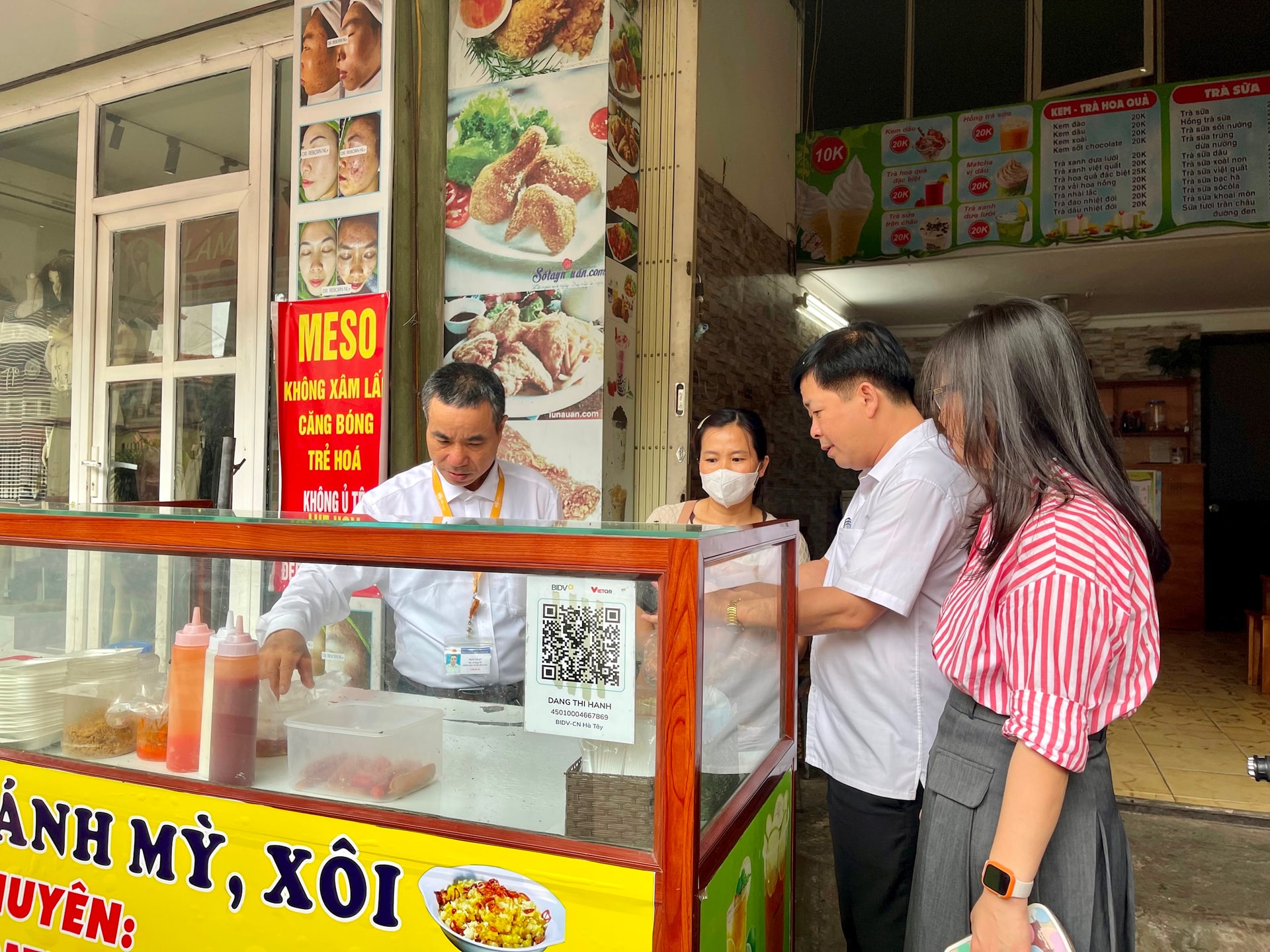 ทีมตรวจสอบของกรมความปลอดภัยด้านอาหารฮานอยได้ตรวจสอบสถานที่แจกอาหารสำหรับนักเรียน-Anh-Xuan-Loc.jpg