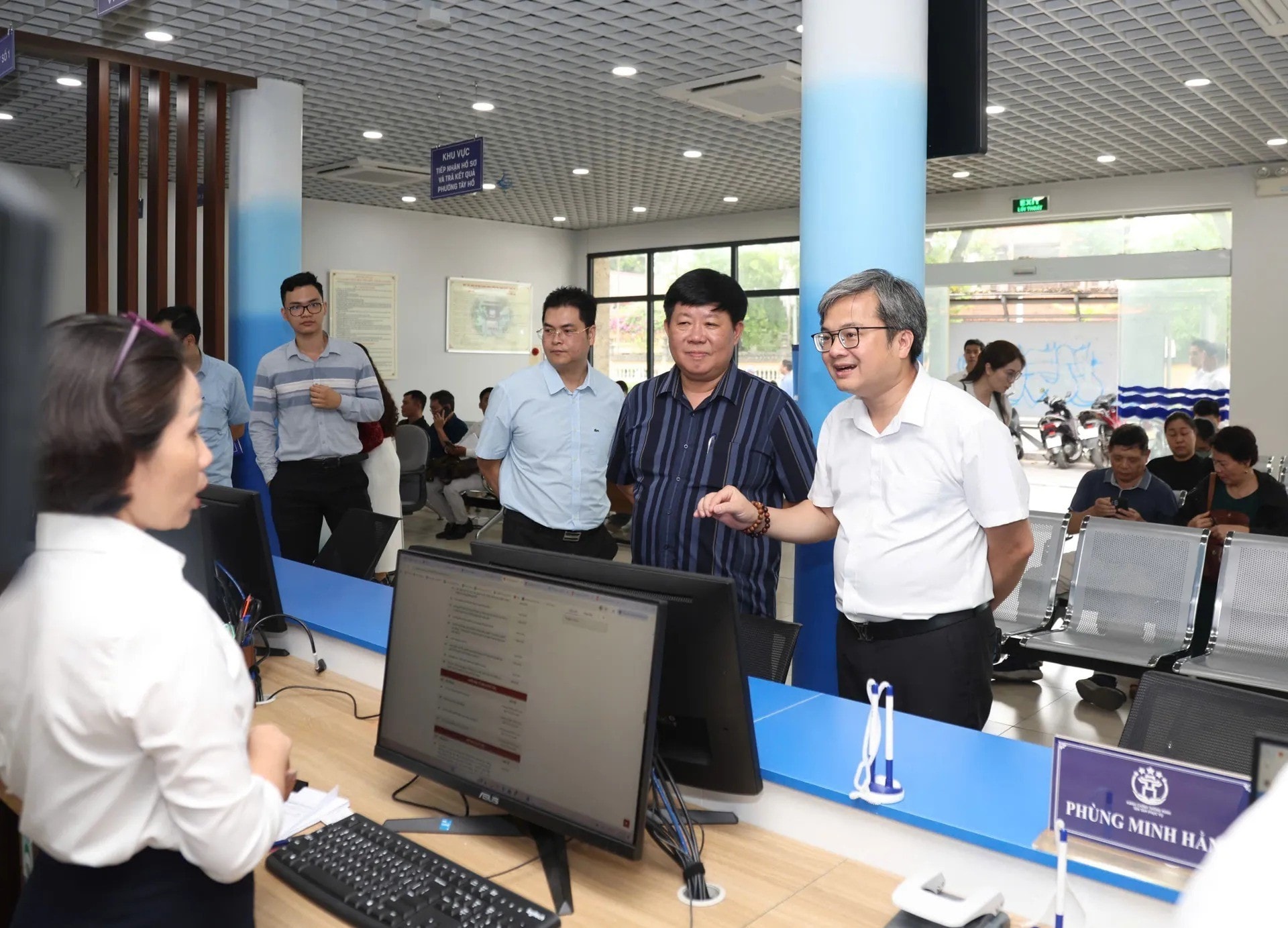 Tổ công tác số 6 của UBND thành phố Hà Nội do đồng chí Trương Việt Dũng, Phó Chủ tịch UBND thành phố trong buổi khảo sát, kiểm tra việc vận hành chính quyền địa phương hai cấp tại trụ sở phường Tây Hồ