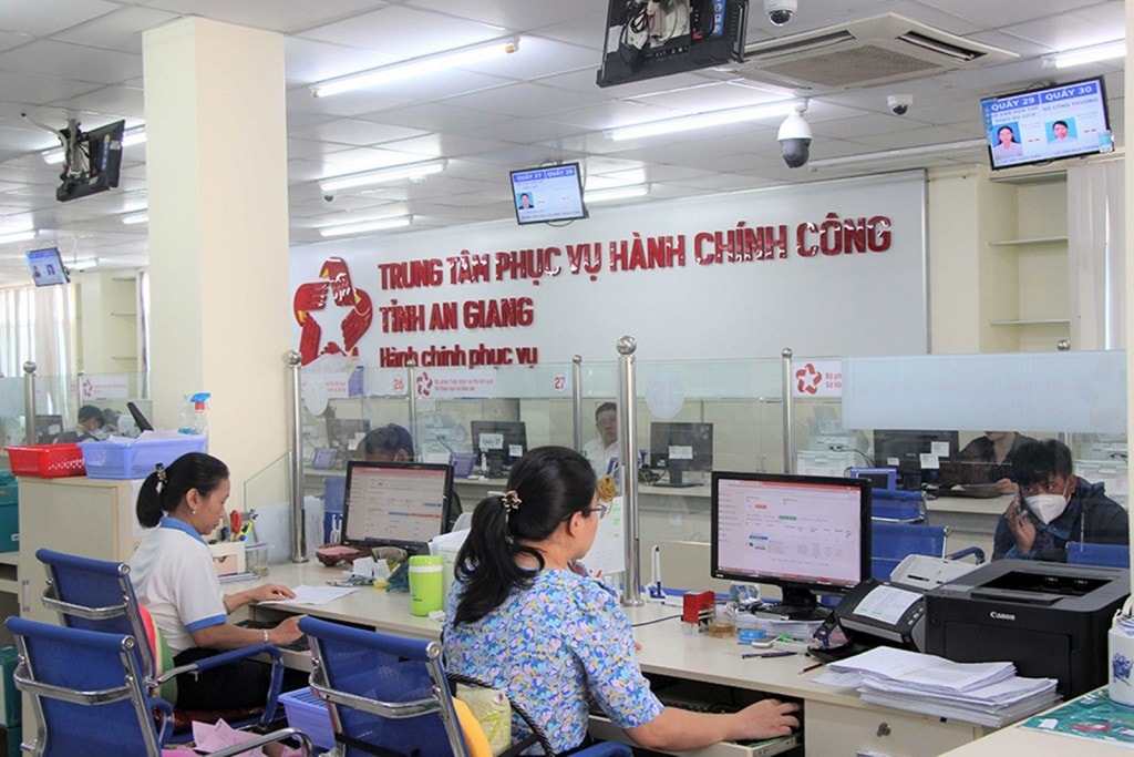 Người dân thực hiện thủ tục hành chính tại Trung tâm Phục vụ hành chính công tỉnh An Giang