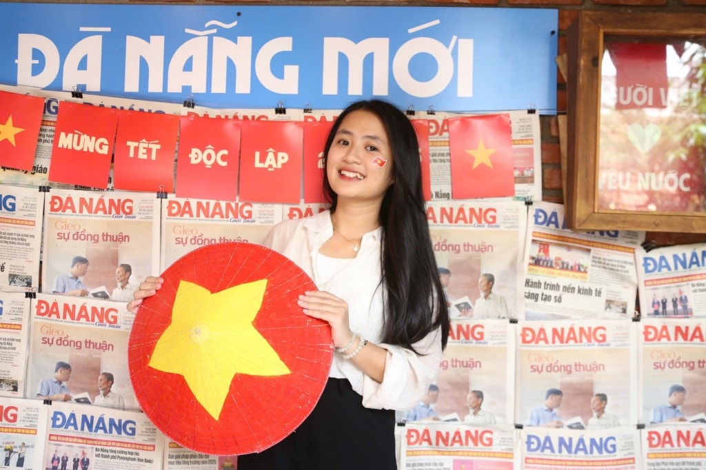 Các loại phụ kiện “sống ảo” đi kèm như kẹp tóc, cờ, nón lá, khăn choàng... in hình cờ Tổ quốc được bạn trẻ lựa chọn 