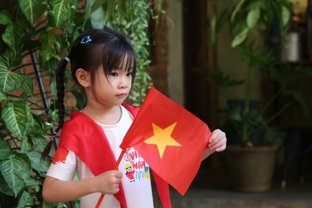 Với nhiều phụ huynh, đây không chỉ là việc lưu giữ lại khoảnh khắc đẹp của con, mà còn là cách để truyền tải tinh thần yêu nước cho thế hệ búp măng non