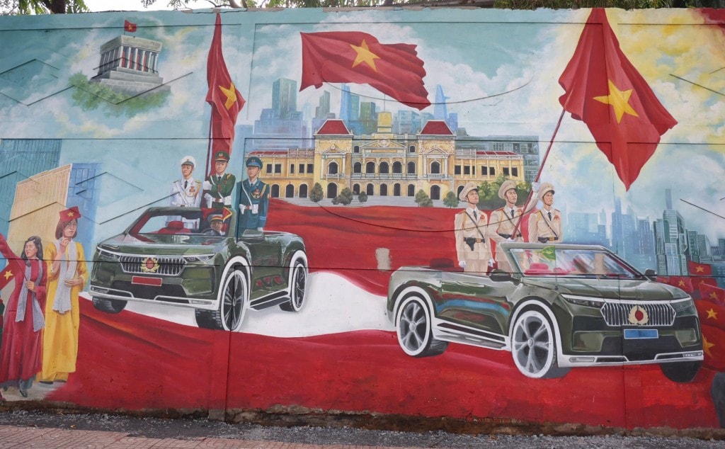 Bích họa dài 300m “Việt Nam tươi đẹp” thu hút du khách dịp lễ Bích họa dài 300m “Việt Nam tươi đẹp” thu hút du khách dịp lễ