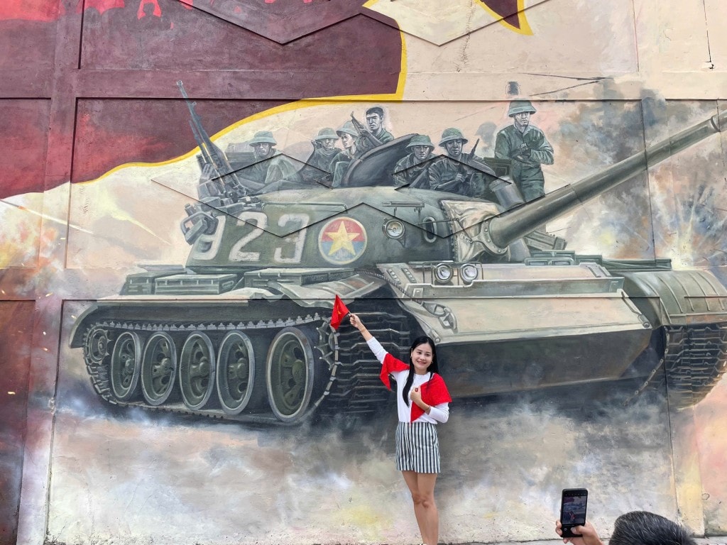 Bích họa dài 300m “Việt Nam tươi đẹp” thu hút du khách dịp lễ Bích họa dài 300m “Việt Nam tươi đẹp” thu hút du khách dịp lễ