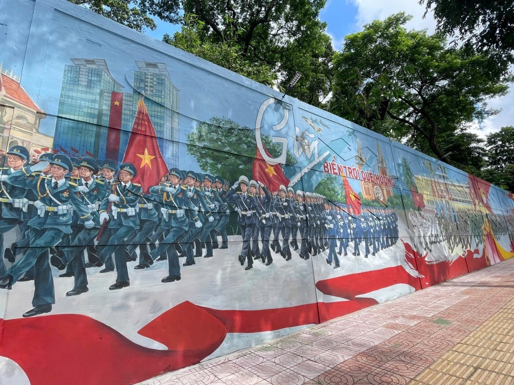 Bích họa dài 300m “Việt Nam tươi đẹp” thu hút du khách dịp lễ Bích họa dài 300m “Việt Nam tươi đẹp” thu hút du khách dịp lễ