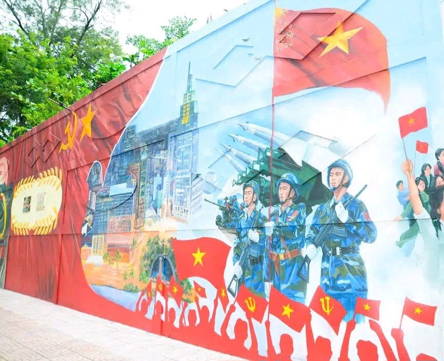 Bích họa dài 300m “Việt Nam tươi đẹp” thu hút du khách dịp lễ Bích họa dài 300m “Việt Nam tươi đẹp” thu hút du khách dịp lễ