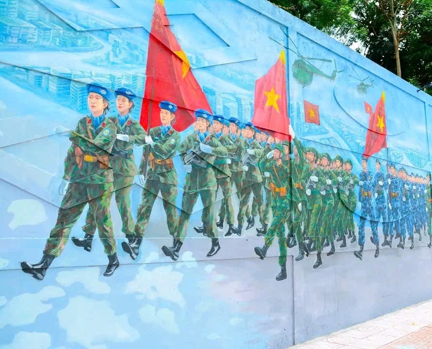 Bích họa dài 300m “Việt Nam tươi đẹp” thu hút du khách dịp lễ Bích họa dài 300m “Việt Nam tươi đẹp” thu hút du khách dịp lễ