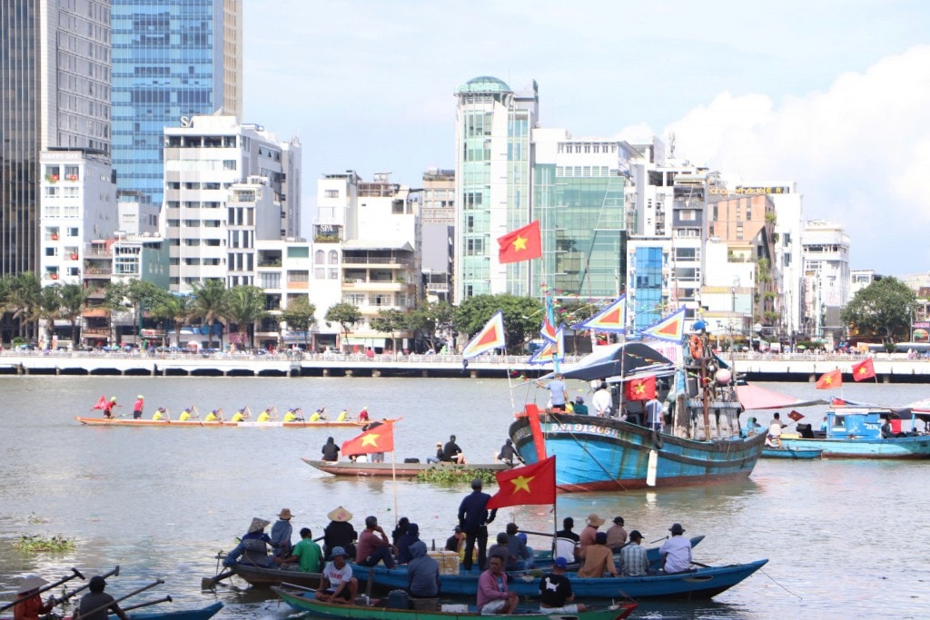 Khu vực bờ sông Hàn đoạn qua trung tâm thành phố rộn ràng, chật kín người xem (Ảnh Út Vũ)
