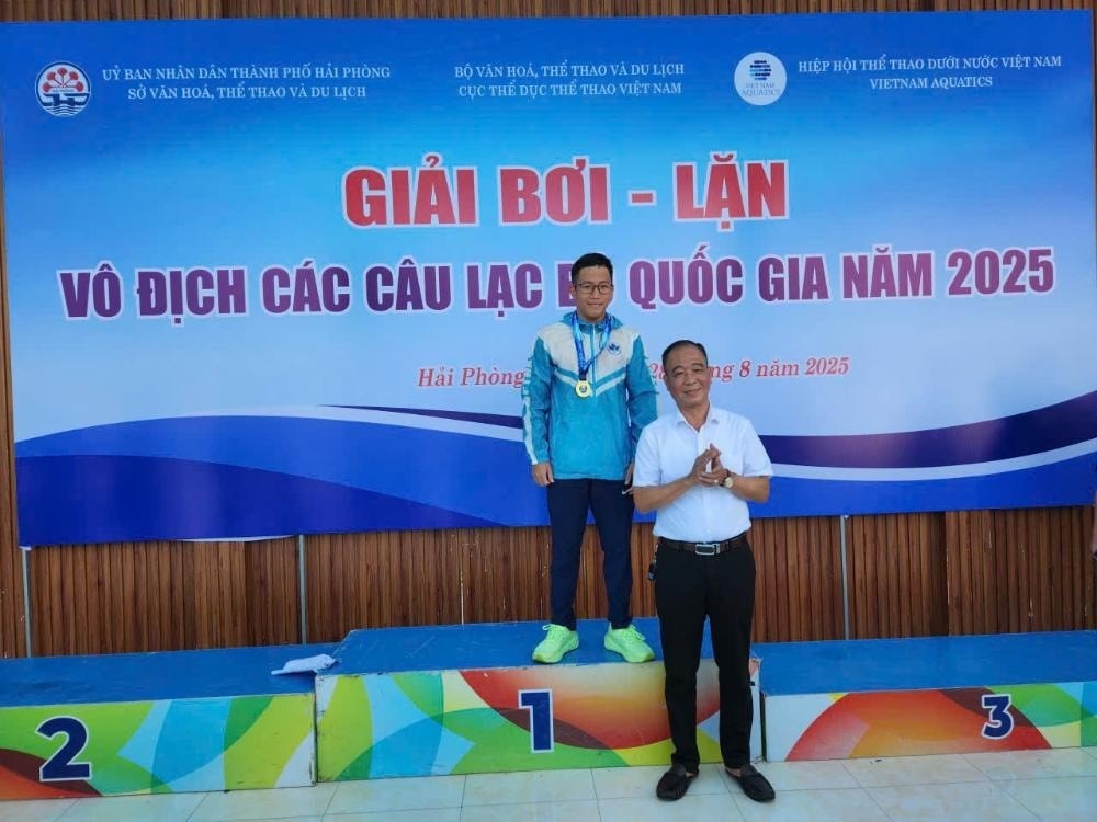 Giây phút Trần Nguyên Chương nhận HCV tại giải Các CLB quốc gia bơi – lặn 2025 Giây phút Trần Nguyên Chương nhận HCV tại giải Các CLB quốc gia bơi – lặn 2025