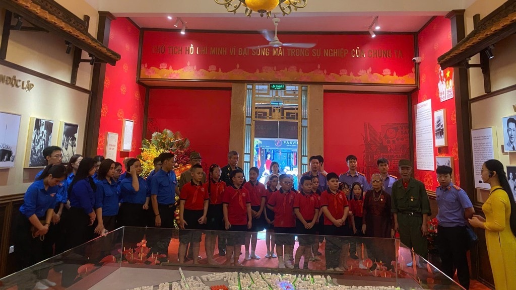 Tuổi trẻ phường Hoàn Kiếm tham quan sinh hoạt truyền thống tại di tích 48 Hàng Ngang 