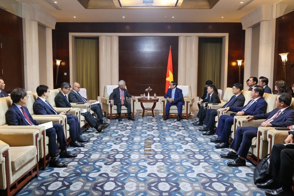 Chủ tịch AIIB Kim Lập Quần nhất trí với các đề xuất của Thủ tướng Phạm Minh Chính; khẳng định AIIB sẽ tiếp tục đồng hành, hỗ trợ Việt Nam huy động nguồn vốn hỗ trợ triển khai các dự án cơ sở hạ tầng trọng điểm, trong đó có các dự án về năng lượng tái tạo, ứng phó với biến đổi khí hậu - Ảnh: VGP/Nhật Bắc