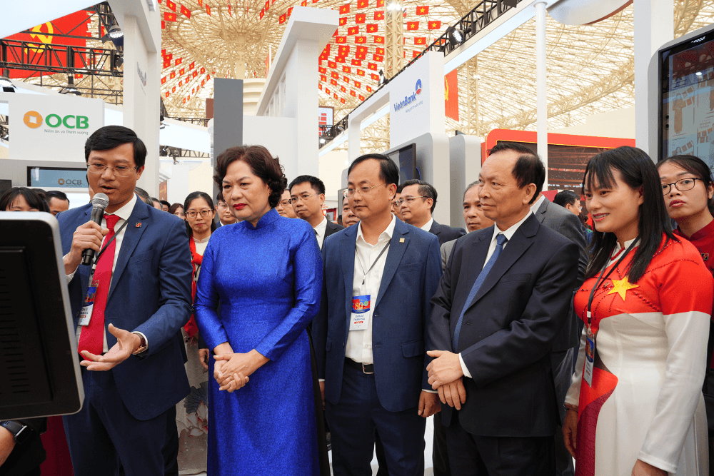 Ngành Ngân hàng: Tự hào quá khứ, vững vàng hiện tại, kiến tạo tương lai Ngành Ngân hàng: Tự hào quá khứ, vững vàng hiện tại, kiến tạo tương lai