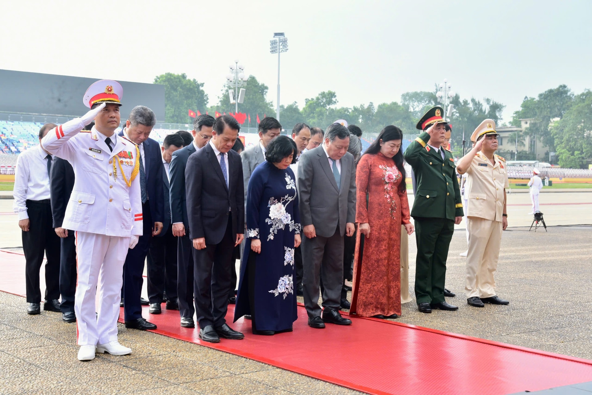Các đồng chí lãnh đạo thành phố Hà Nội mặc niệm tưởng nhớ Chủ tịch Hồ Chí Minh. Ảnh: Nguyệt Ánh
