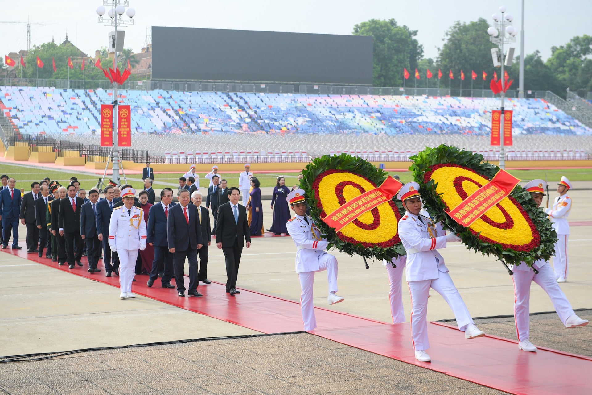 Đoàn đại biểu lãnh đạo Đảng, Nhà nước dâng hoa, vào Lăng viếng Chủ tịch Hồ Chí Minh. Ảnh: Nguyệt Ánh