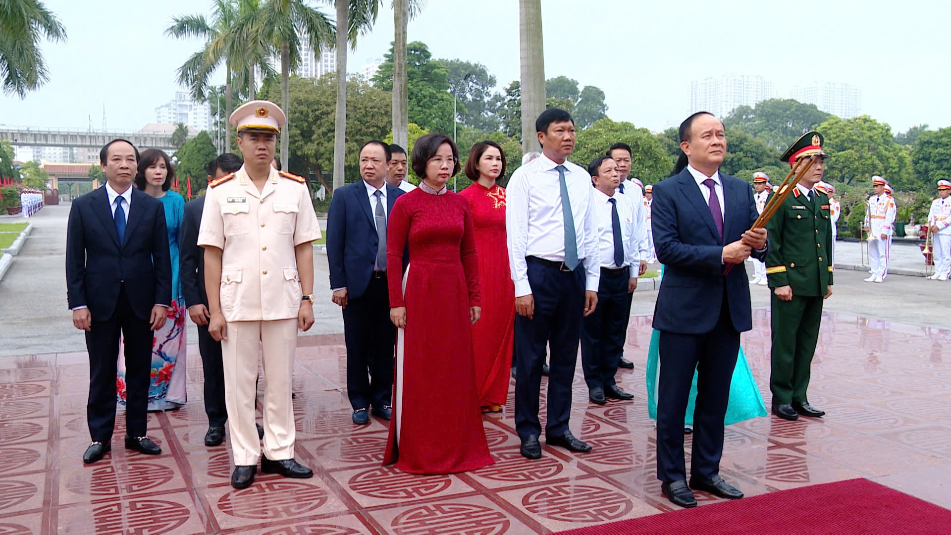 Đoàn đại biểu thành phố Hà Nội dâng hương tưởng niệm các bậc tiền bối cách mạng, Anh hùng liệt sĩ tại Nghĩa trang Mai Dịch