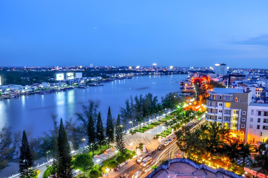 Toàn cảnh bến Ninh Kiều nhìn ra sông Hậu, biểu tượng du lịch và văn hóa của thành phố Cần Thơ