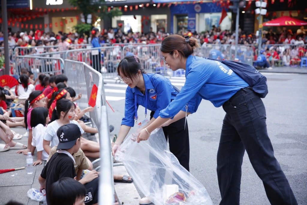 Đoàn viên, thanh niên Thủ đô hăng hái tham gia dọn vệ sinh, thu gom rác sau buổi sơ duyệt diễu binh, lan toả thông điệp: Yêu môi trường chính là yêu Tổ quốc