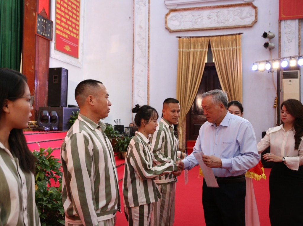 Phó Thủ tướng Thường trực Chính phủ Nguyễn Hòa Bình, Chủ tịch Hội đồng tư vấn đặc xá trao “Giấy chứng nhận đặc xá” cho người được đặc xá - Ảnh: VGP/Nguyễn Hoàng