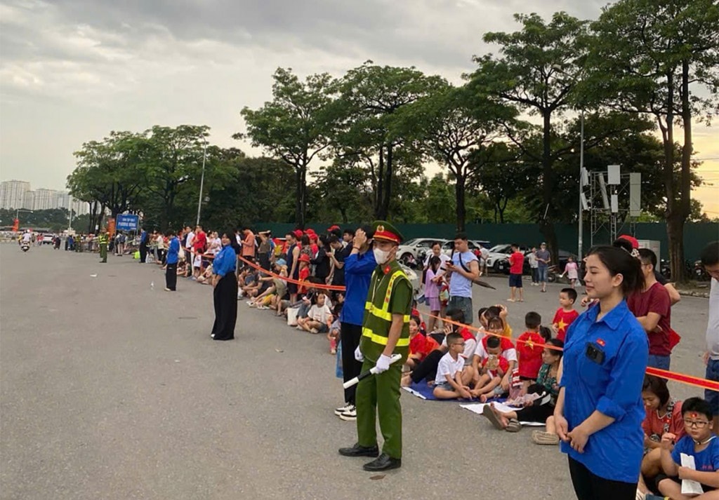 Lực lượng chức năng phân luồng, cấm đường phục vụ sự kiện tại sân vận động Quốc gia Mỹ Đình