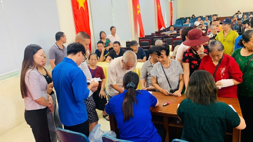 Cán bộ phường Kiến Hưng, Hà Nội trao quà Quốc khánh của Nhà nước đến người dân sáng 1/9 Cán bộ phường Kiến Hưng, Hà Nội trao quà Quốc khánh của Nhà nước đến người dân sáng 1/9