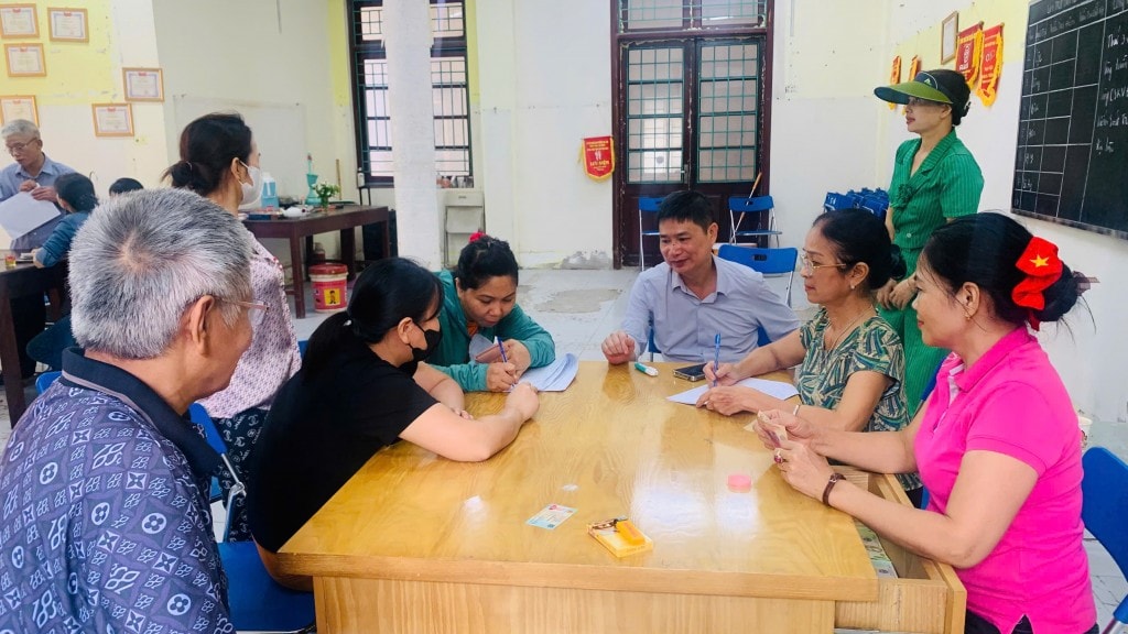 Các tổ dân phố phường Phú Lương kịp thời trao quà Quốc khánh tới người dân Các tổ dân phố phường Phú Lương kịp thời trao quà Quốc khánh tới người dân
