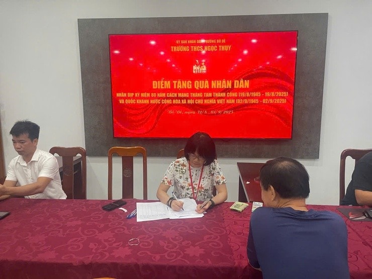 Trao quà tặng Tết độc lập 2/9 nhanh chóng, kịp thời đến Nhân dân Trao quà tặng Tết độc lập 2/9 nhanh chóng, kịp thời đến Nhân dân