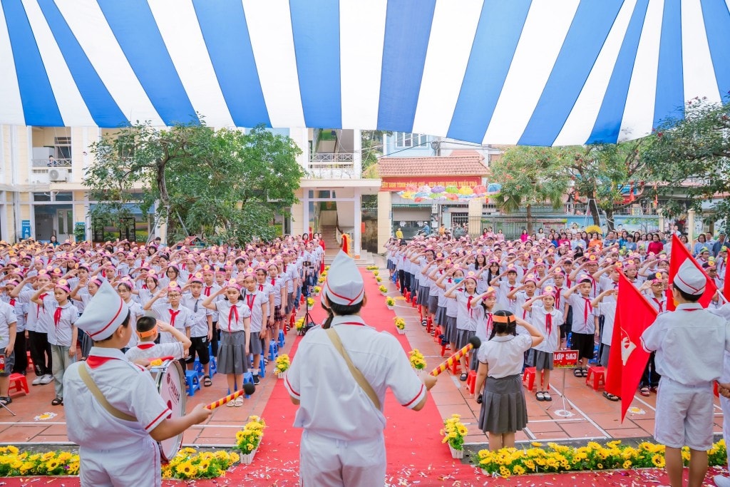 Học sinh toàn trường trong nghi thức chào cờ trang nghiêm tại sân trường trong lễ tổng kết năm học 2024 – 2025