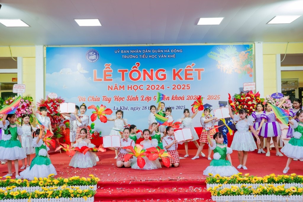 Tiết mục văn nghệ chào mừng do học sinh Trường Tiểu học Văn Khê biểu diễn trong ngày tổng kết năm học.
