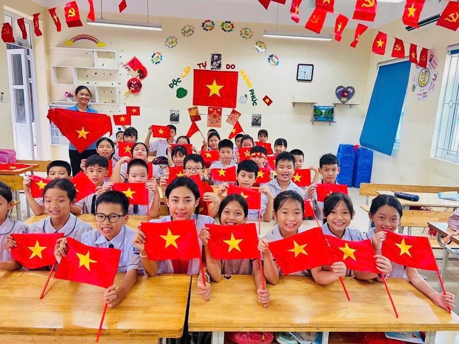 Thầy trò cùng nhau thể hiện niềm tự hào dân tộc trong ngày kỷ niệm Quốc khánh 2/9.
