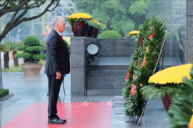 vna_potal_chu_tich_nuoc_cong_hoa_cuba_va_phu_nhan_den_dat_vong_hoa_vieng_chu_tich_ho_chi_minh_stand-1-.jpg