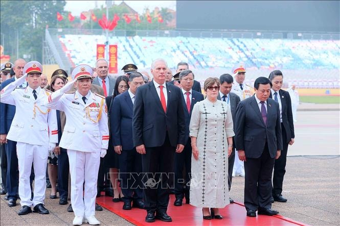vna_potal_chu_tich_nuoc_cong_hoa_cuba_va_phu_nhan_den_dat_vong_hoa_vieng_chu_tich_ho_chi_minh_stand-2-.jpg