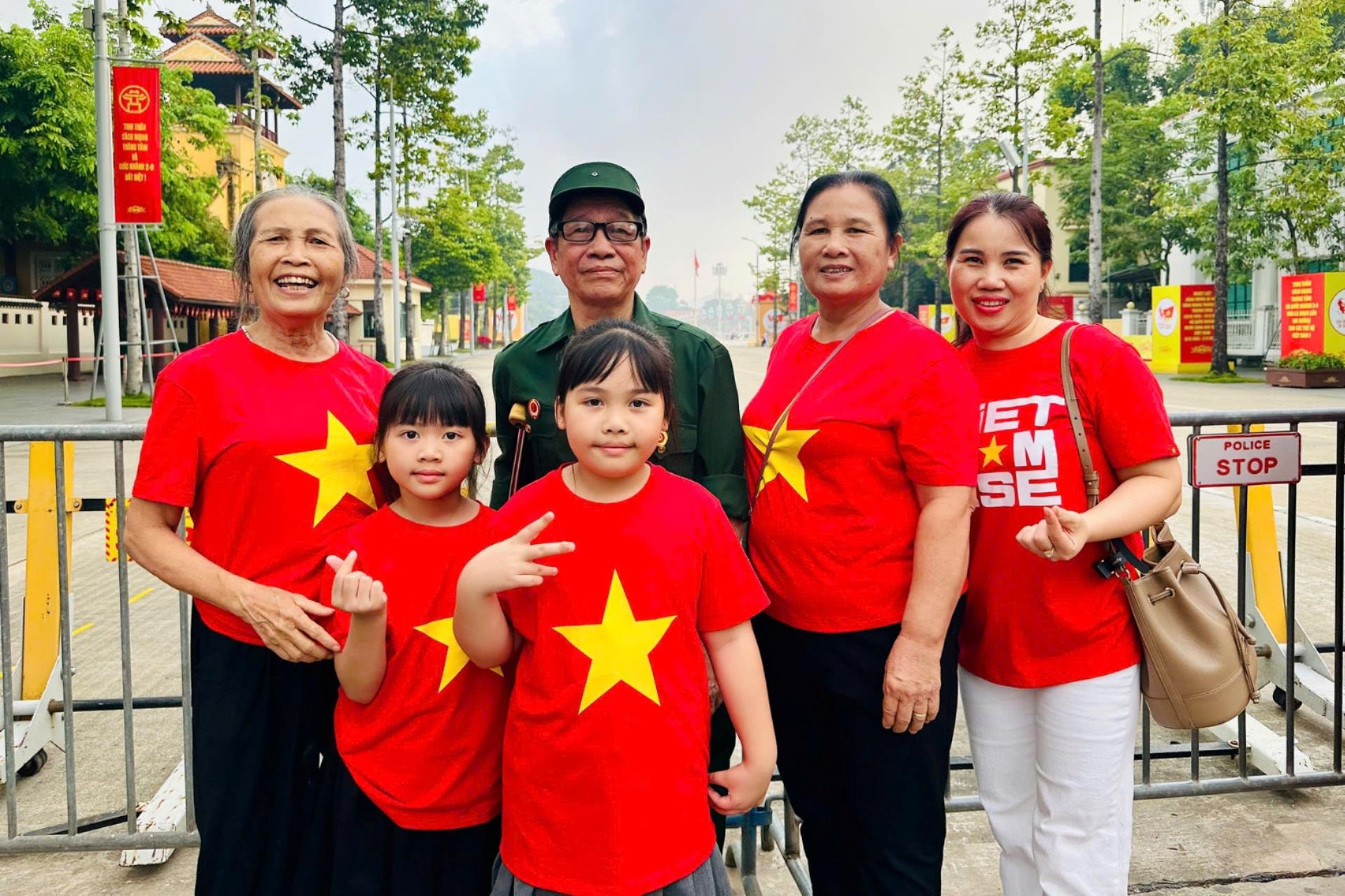 Ba thế hệ cùng hòa chung nhịp đập tự hào dân tộc