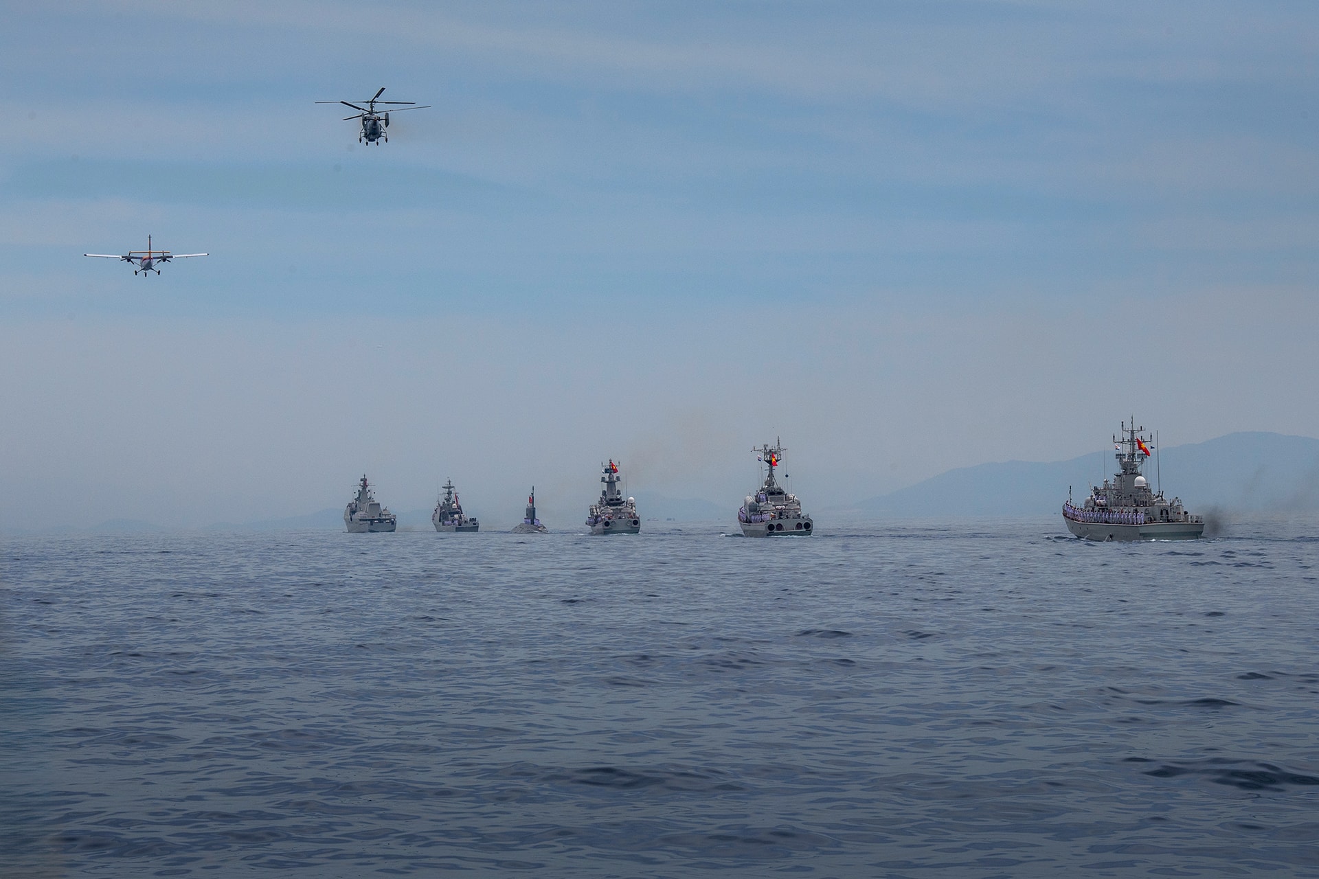 bien-doi-may-bay-dhc6-va-truc-thang-san-ngam-ka28-cung-cac-bien-doi-tau-ten-lua-tham-gia-dieu-binh-tren-bien-1-.jpg