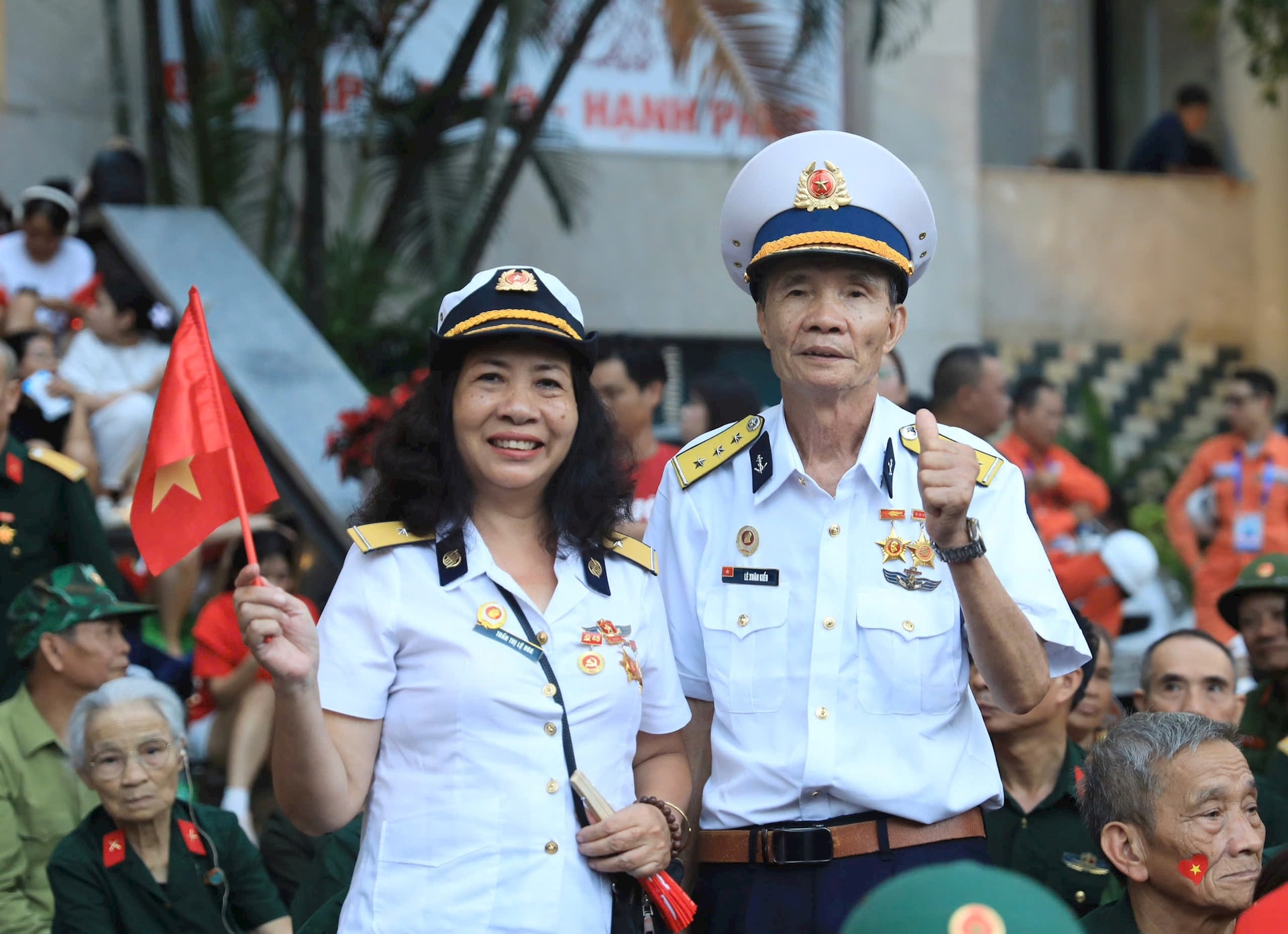 Cựu chiến binh Trần Thị Lệ Hoa (Lữ đoàn 602 Hải quân) chia sẻ: “Tôi cùng các đồng đội rất xúc động khi được các đơn vị hỗ trợ đưa vào khu vực này để xem diễu binh. Chúng tôi càng vinh dự hơn khi đã cống hiến một phần sức mình cho Tổ quốc. Trong bầu không khí này hào hùng như này, tôi càng tin tưởng dưới sự lãnh đạo của Đảng, đất nước ta sẽ ngày càng giàu đẹp hơn”. Ảnh: Quang Thái