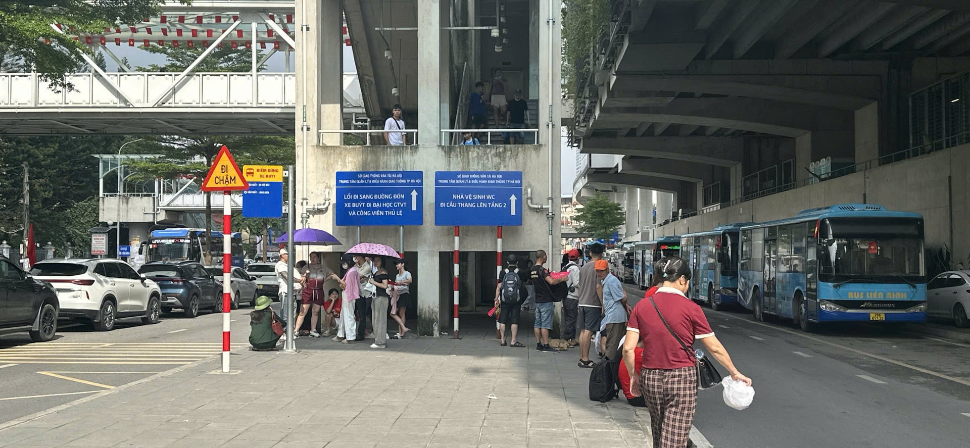 xe-buyt-tai-diem-trung-chuyen-cat-linh.jpg