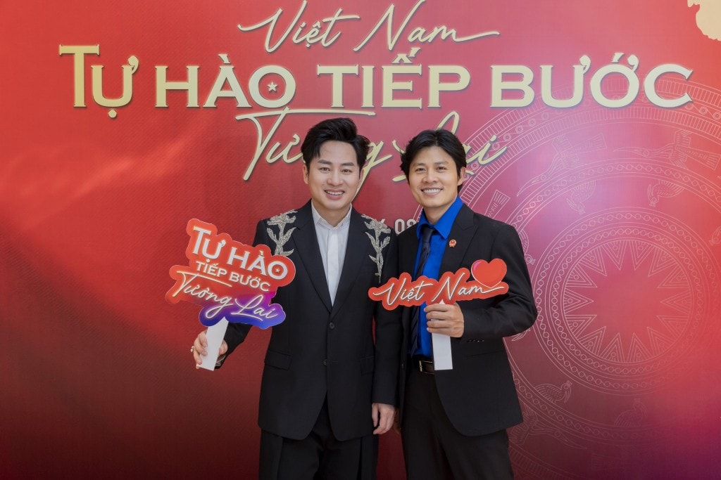 Nhạc sĩ Nguyễn Văn Chung và ca sĩ Tùng Dương bắt tay thực hiện MV “Việt Nam - Tự hào tiếp bước tương lai”