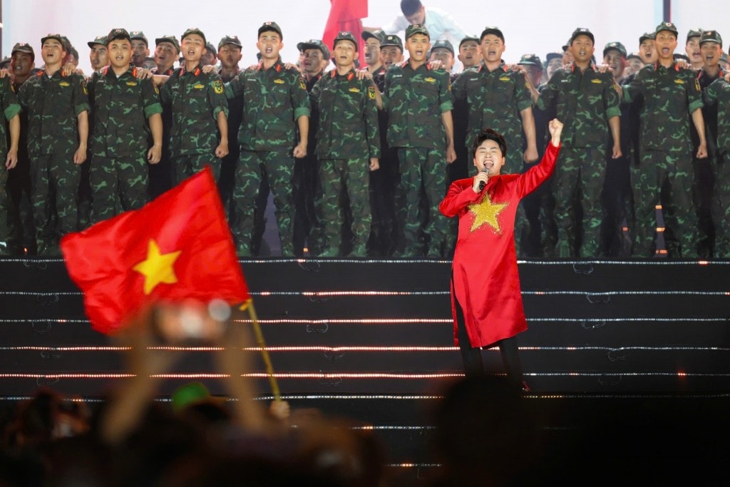 Ca sĩ Tùng Dương gây ấn tượng khi diện áo dài in cờ đỏ sao vàng, hát Tiến quân ca trước 30.000 khán giả