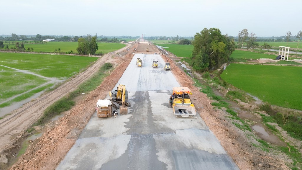 Sau 2 năm khởi công, dự án cao tốc Cần Thơ - Cà Mau đánh dấu bước chuyển từ giai đoạn thi công nền đường sang hoàn thiện mặt đường, phấn đấu hoàn thành cuối năm 2025 để nối liền toàn tuyến cao tốc Bắc - Nam trên cả nước