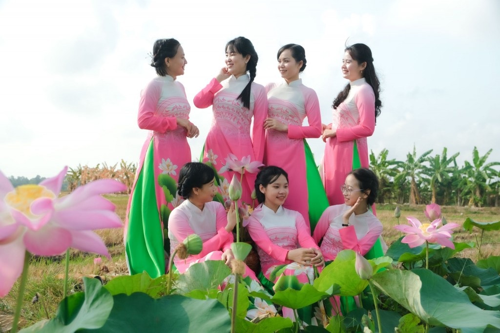 Du khách tham quan Làng hoa Sa Đéc
