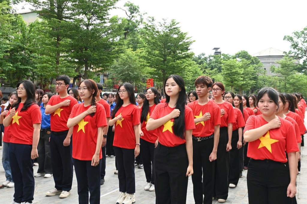 Thanh niên Thủ đô tham dự lễ chào cờ “Tôi yêu Tổ quốc tôi”