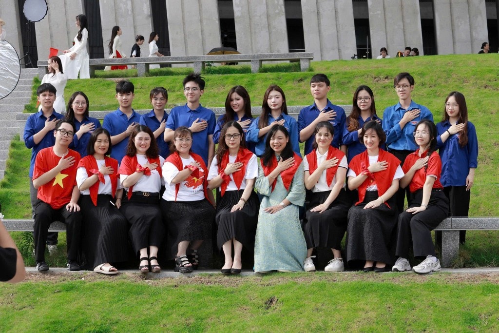  Khoảnh khắc cô và trò của Học viện Báo chí và Tuyên truyền cùng nhau tạo nên những hình ảnh đẹp nhất cho sản phẩm nghệ thuật