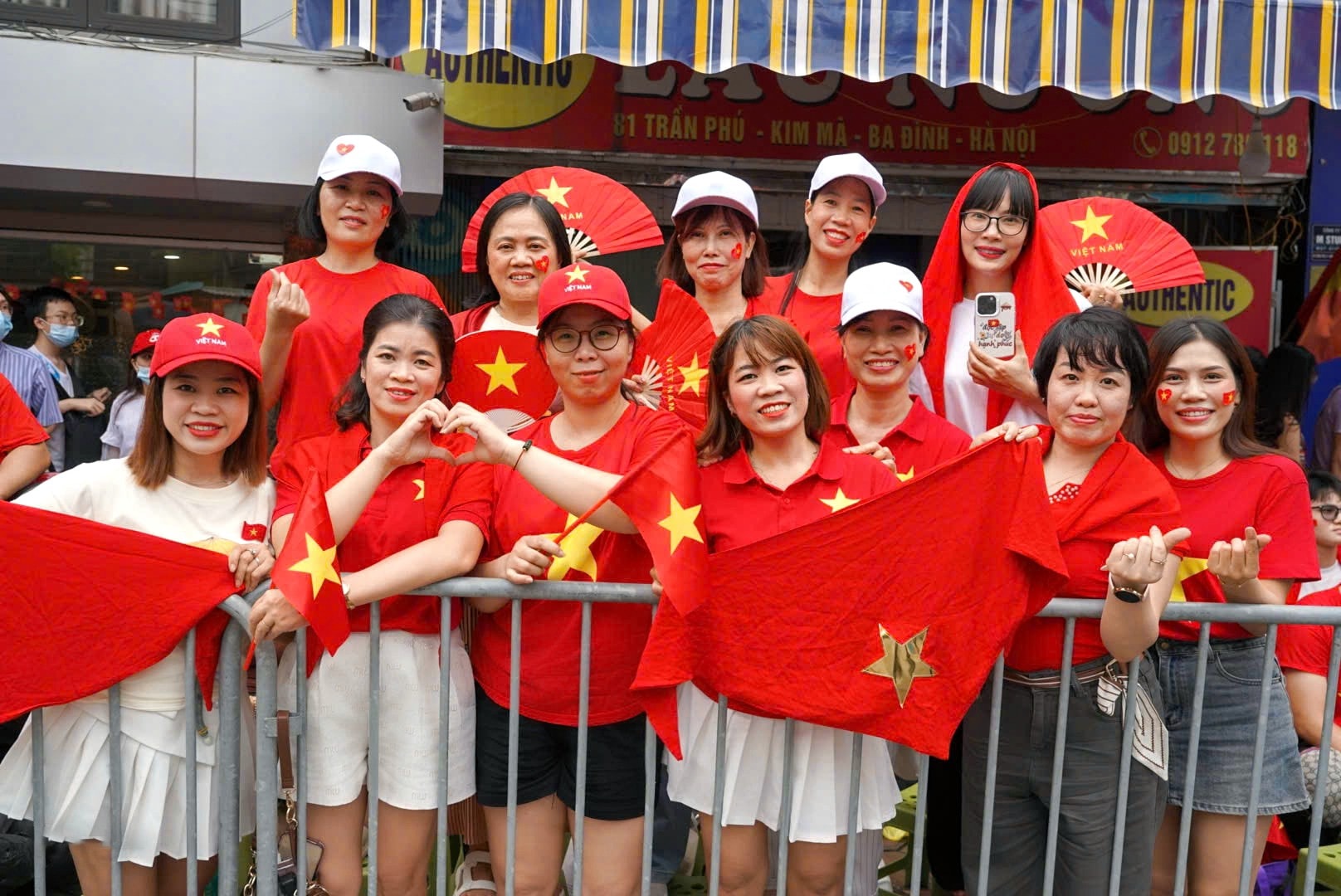 Người dân mặc những bộ trang phục đẹp nhất, mang theo cờ Tổ quốc, cùng nhau hát vang những bài ca đi cùng năm tháng. Người dân mặc những bộ trang phục đẹp nhất, mang theo cờ Tổ quốc, cùng nhau hát vang những bài ca đi cùng năm tháng.